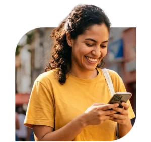 Imagen de una chica enviando una remesa desde su Smartphone
